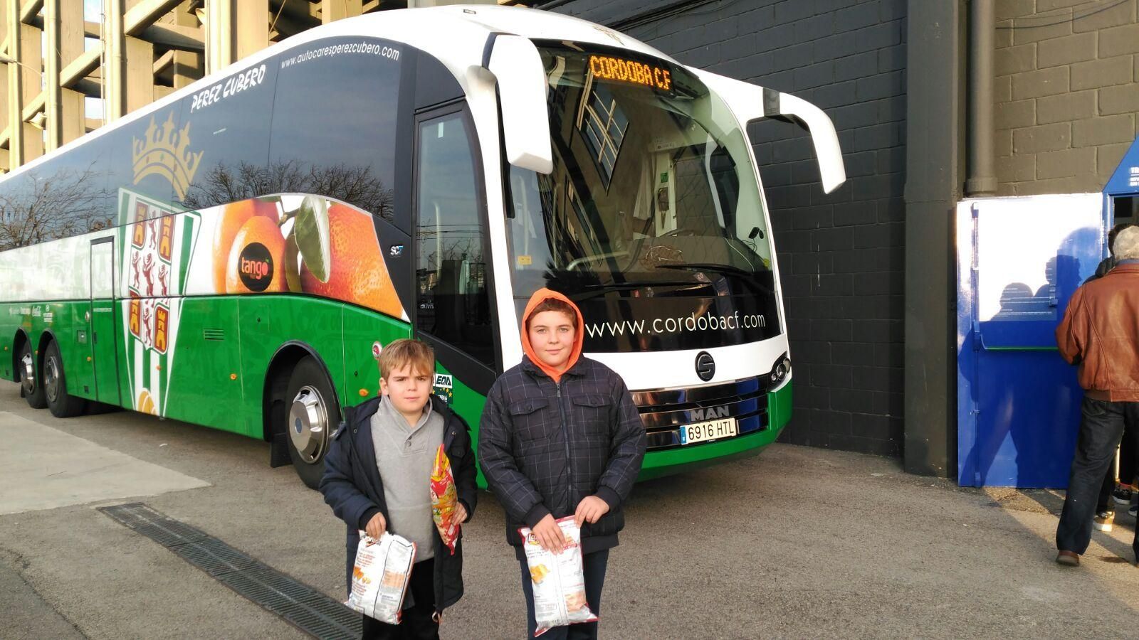 Andrés, a la izquierda en la imagen, junto a su hermano Miguel, se fotografían en 2017 junto al bus del Córdoba CF. Andrés, a la izquierda en la imagen, junto a su hermano Miguel, se fotografían en 2017 junto al bus del Córdoba CF.