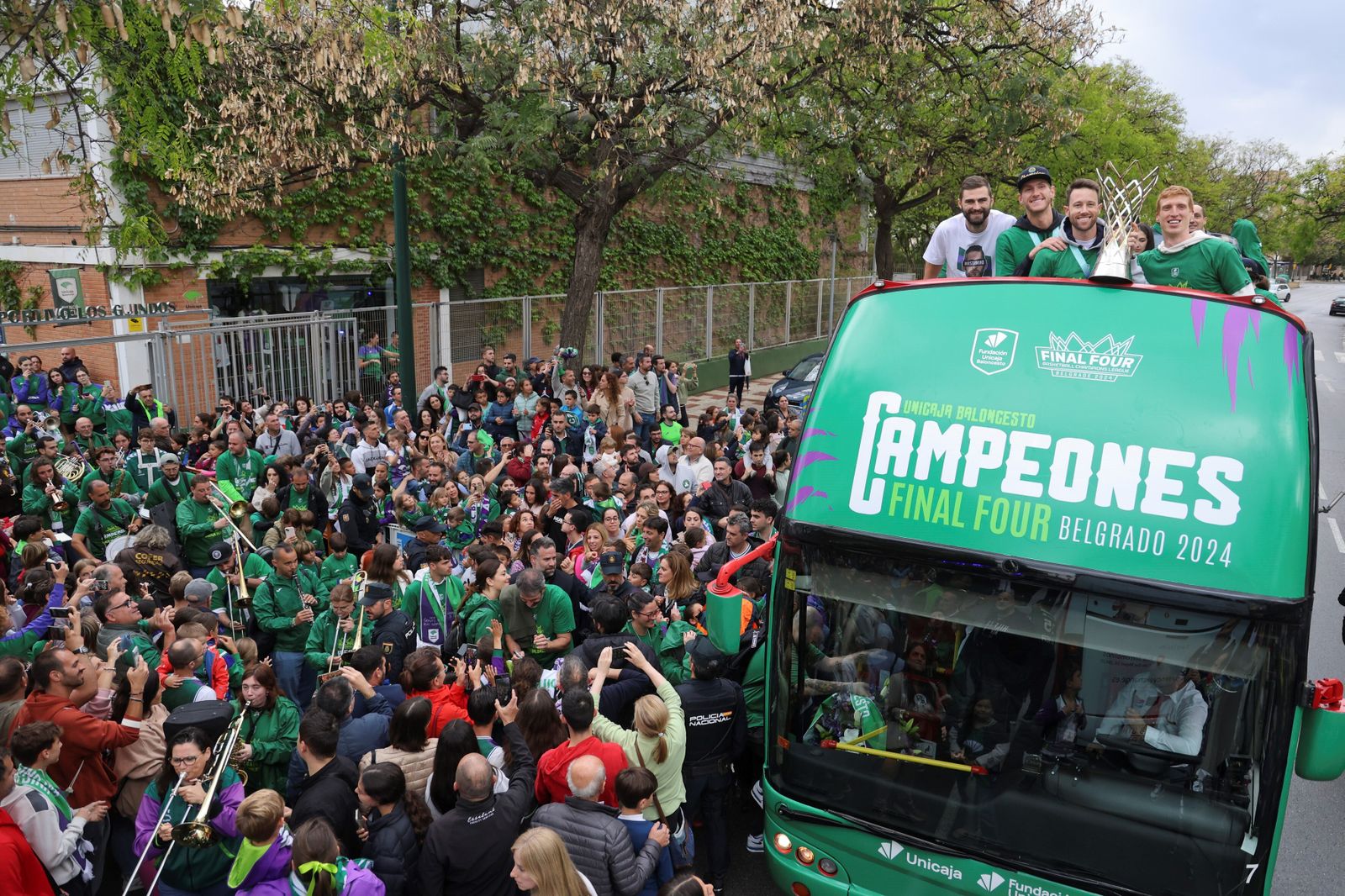El Unicaja celebra en las calles de Málaga el título de la BCL