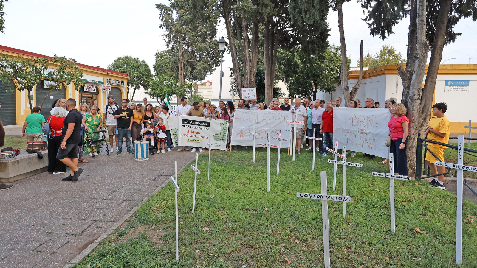 Manifestación de los vecinos de La Asunción de Jerez por los retrasos de la rehabilitación de sus bloques