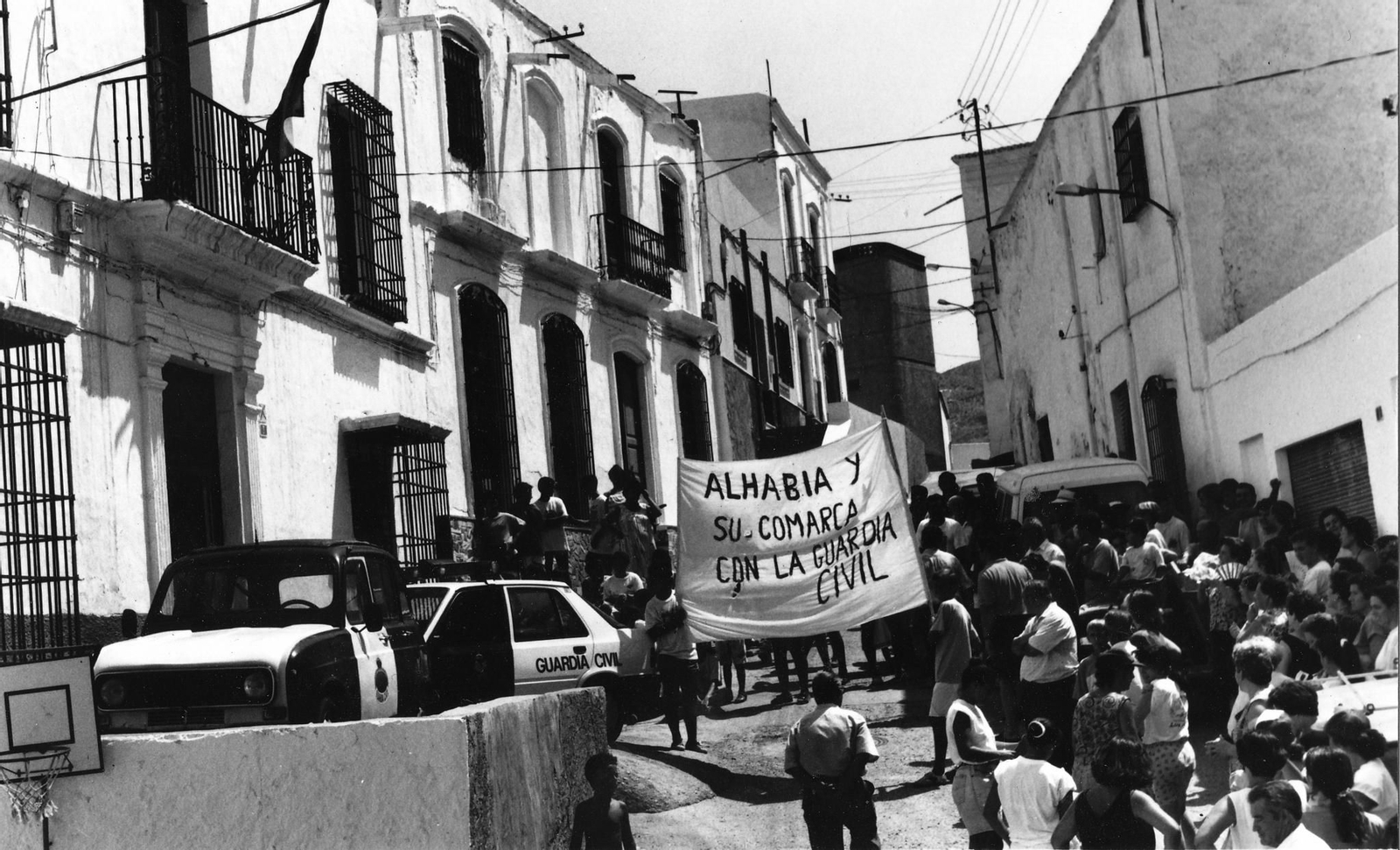 Concentración de vecinos ante el cuartel de la Guardia Civil de Alhabia, el 30 de julio de 1993, protestando por el cierre de las dependencias