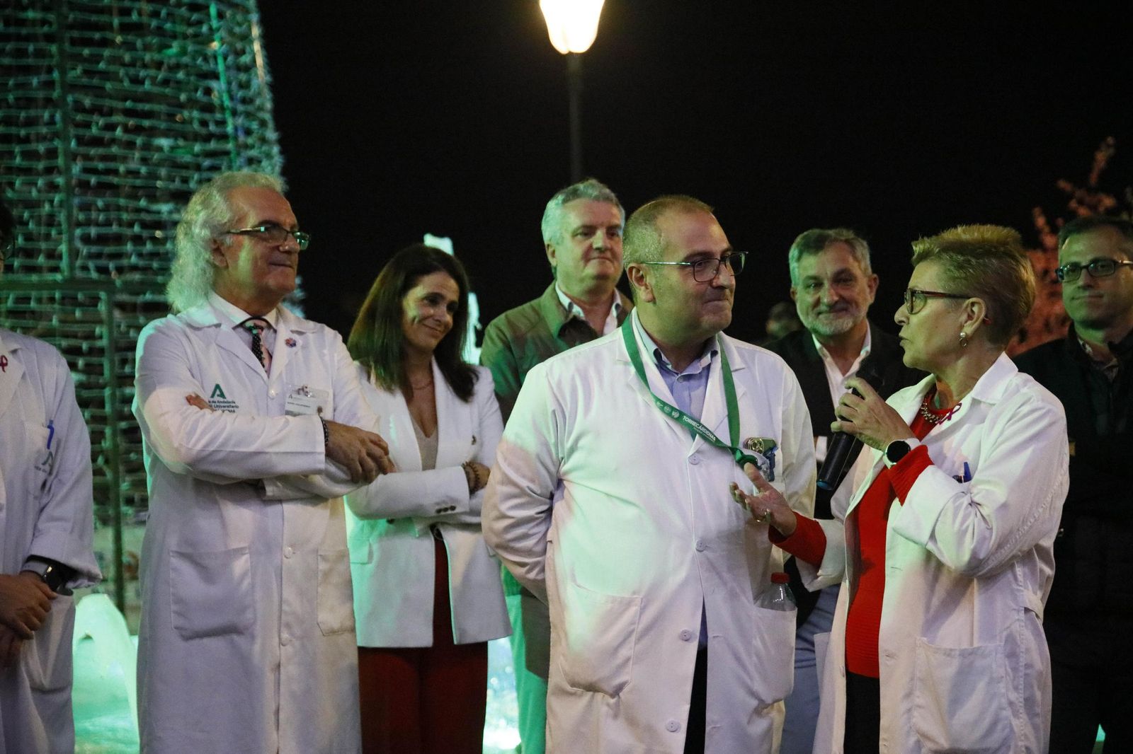 Las imágenes del encendido de la iluminación navideña en el Hospital Torrecárdenas de Almería