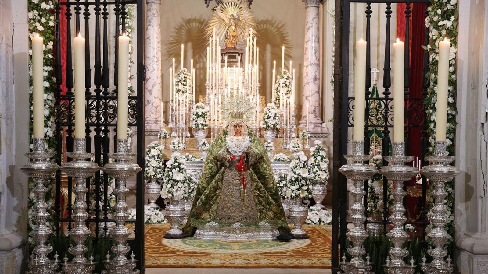 La Virgen de la Esperanza preside su capilla de Santo Domingo en 1975.
