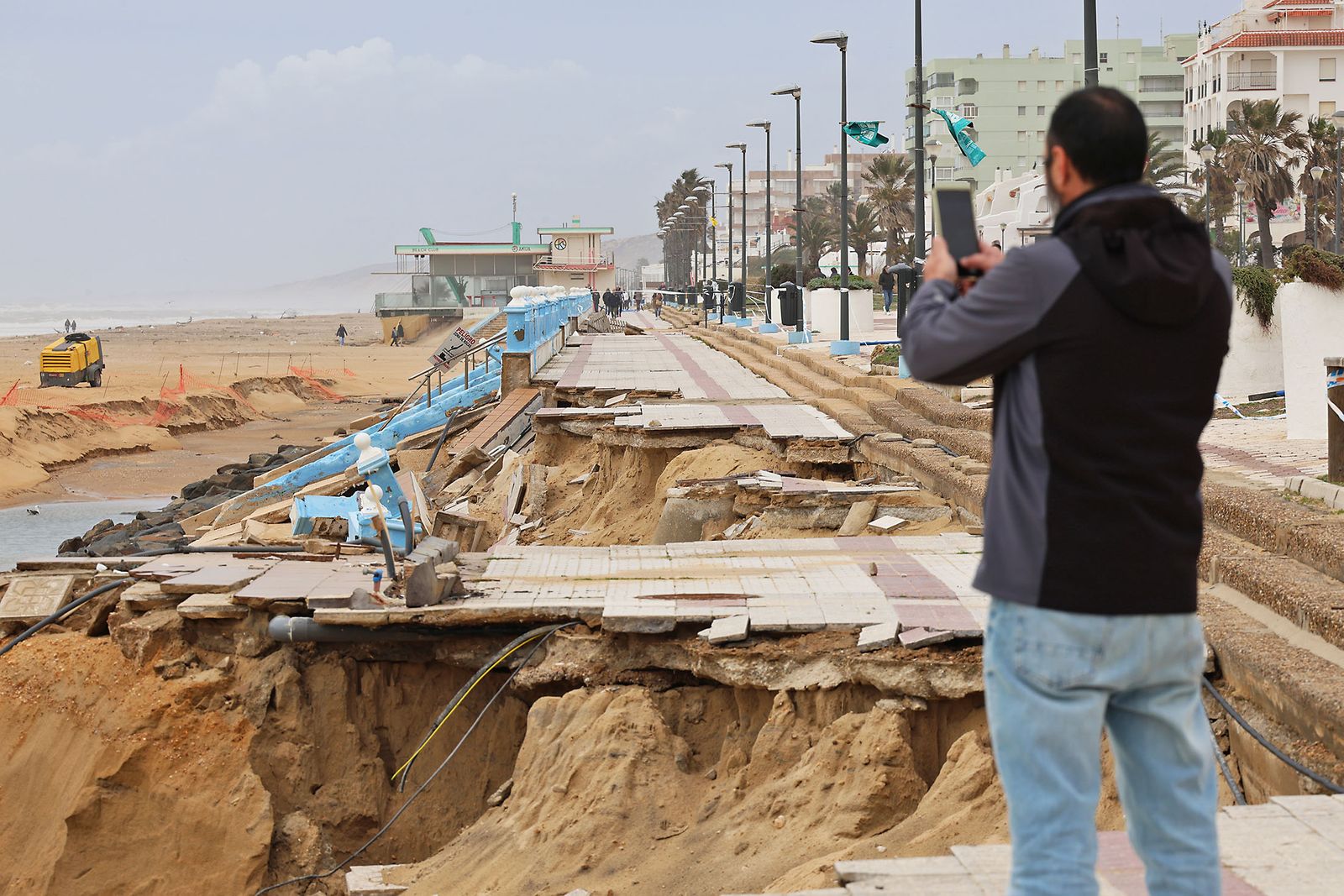 Las fotografías del aporte de arena para regenerar la playa de Matalascañas