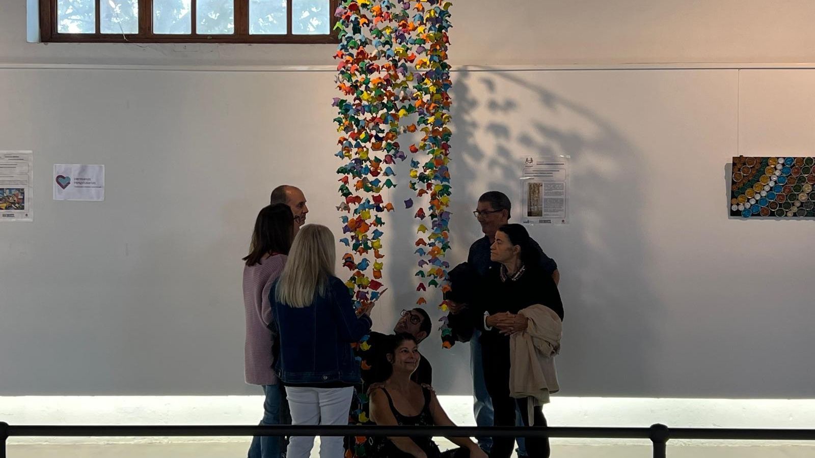 Varias personas contemplan una de las obras propuestas