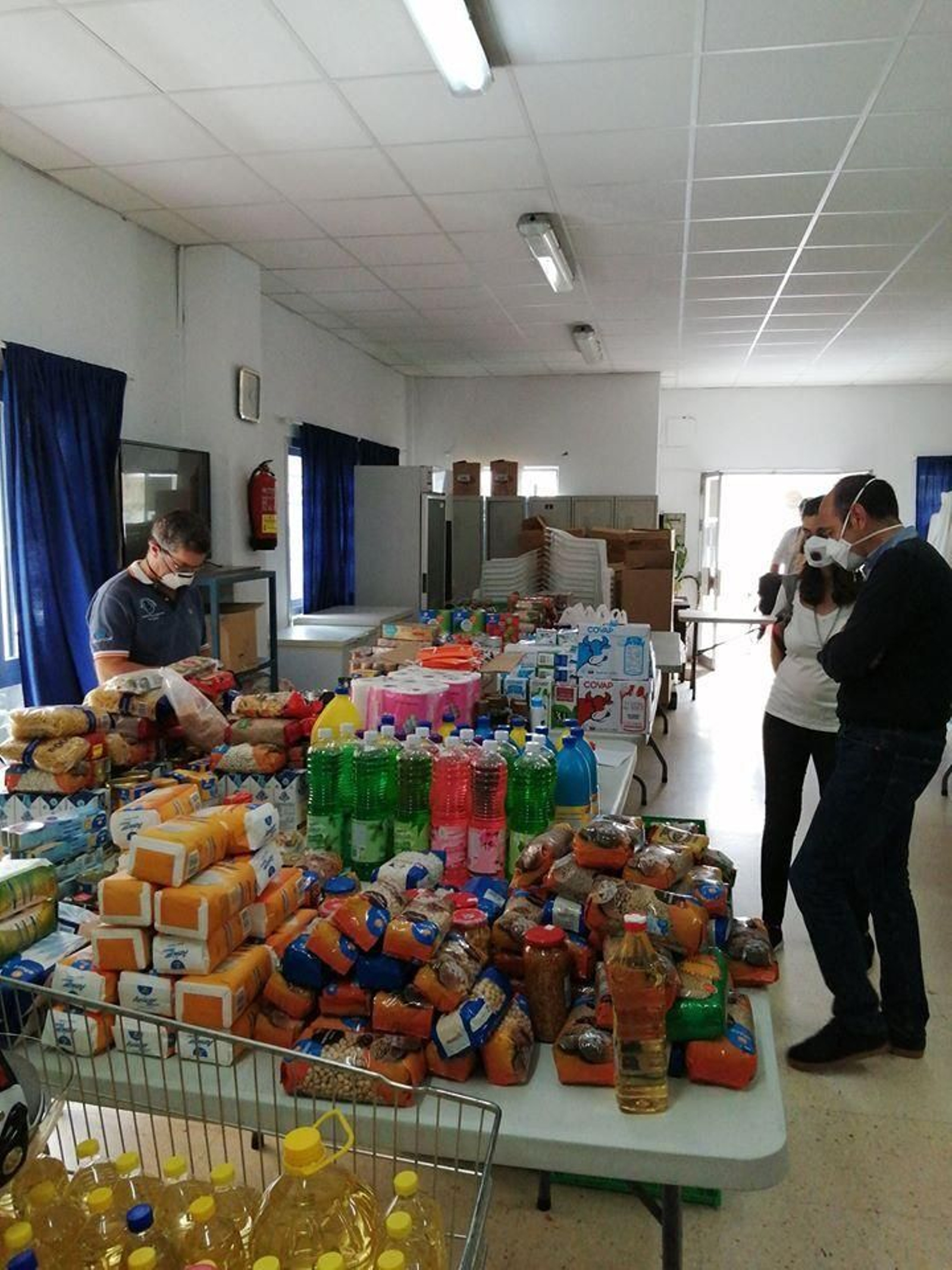 La cementera Heidelberg Cement Group entrega alimentos a la asociación Amfremar.