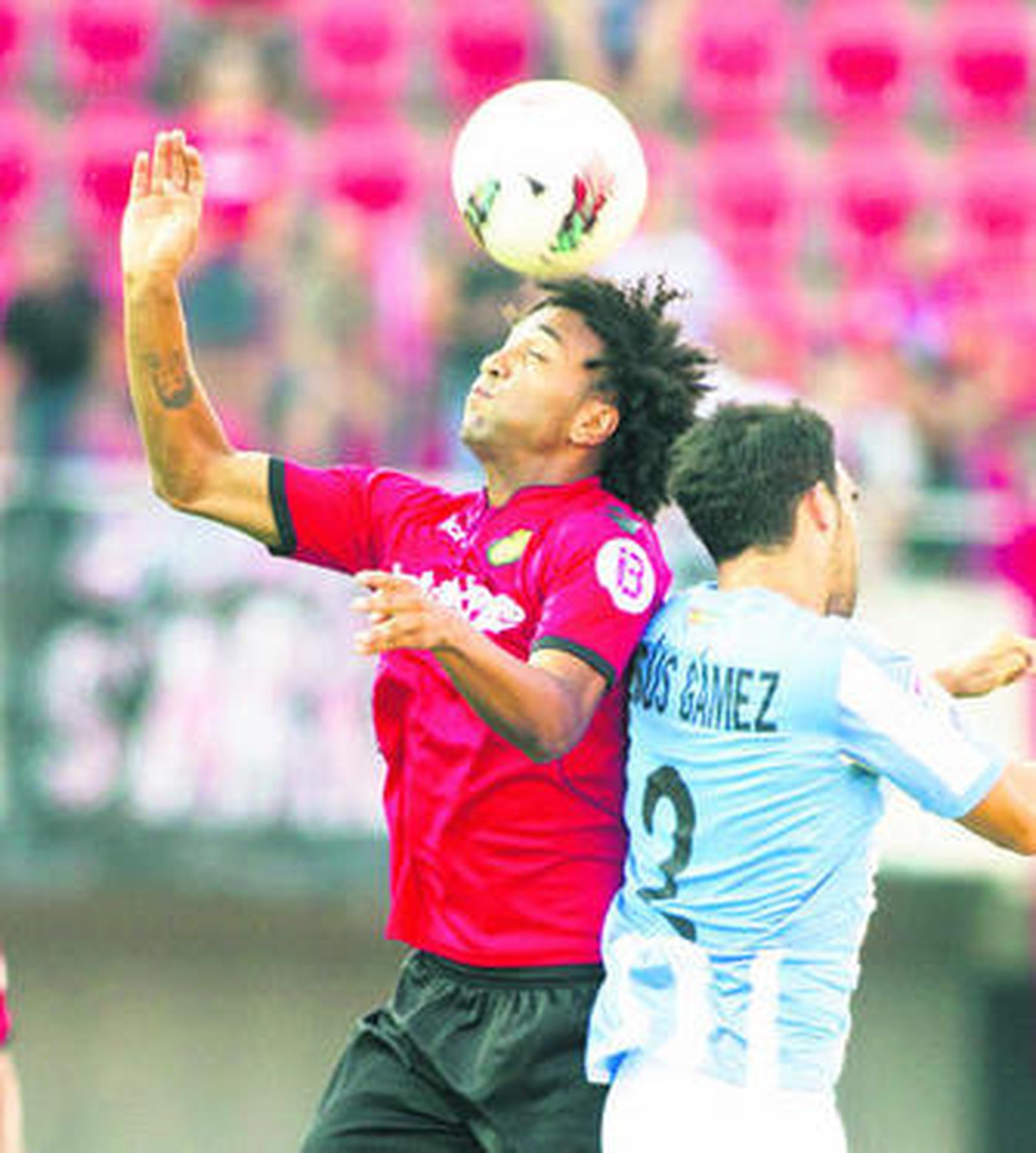 Nsue disputa el balón con el malaguista Jesús Gámez.