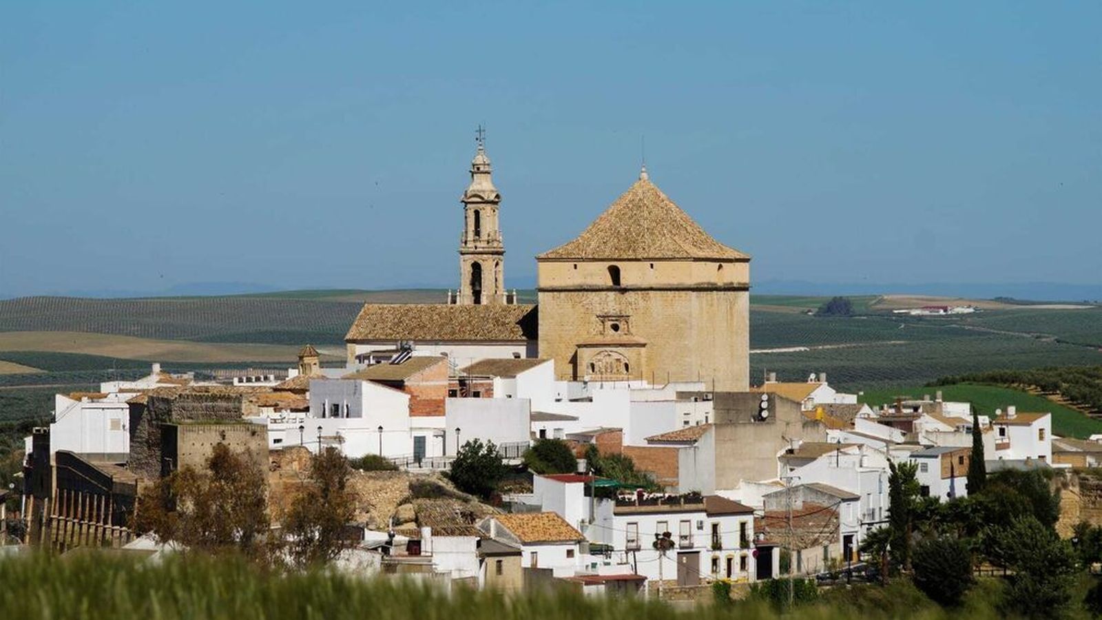 Casco antiguo de Santaella, con la parroquia de la Asunción.