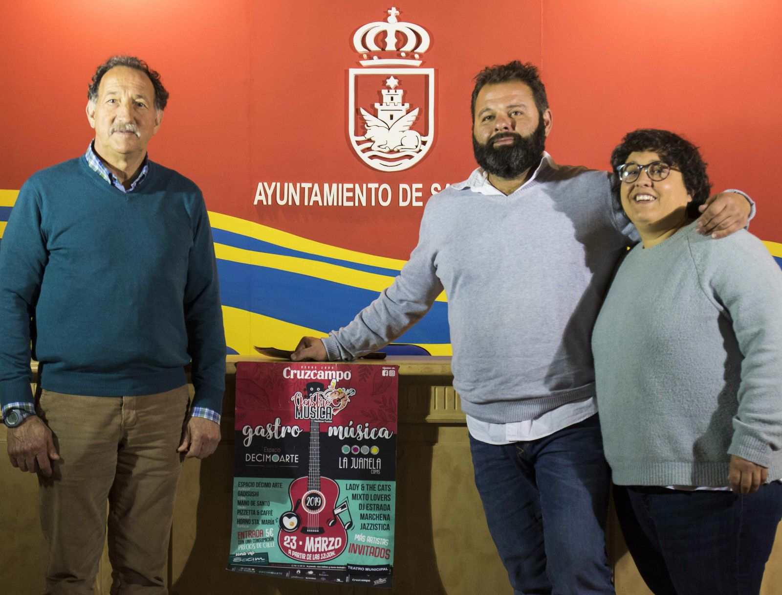 El delegado municipal de Comercio y los responsables de Espacio DécimoArte y La Juanela, con el cartel del evento.