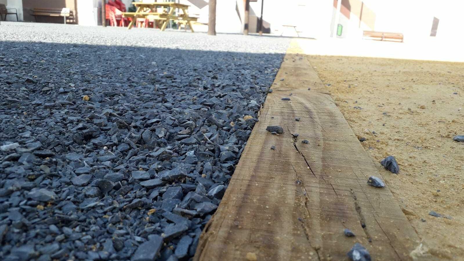 A la izquierda, gravilla gris oscura empleada en el espacio.