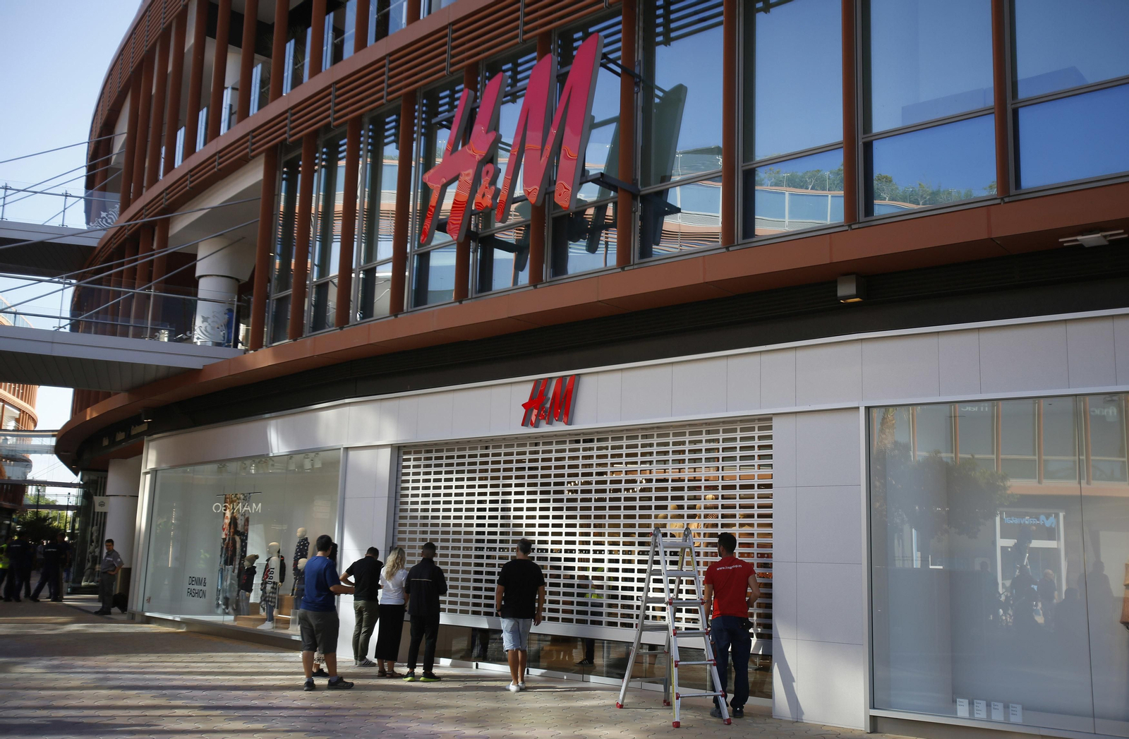 Los preparativos de la próxima apertura del centro comercial Torre Sevilla, en imágenes