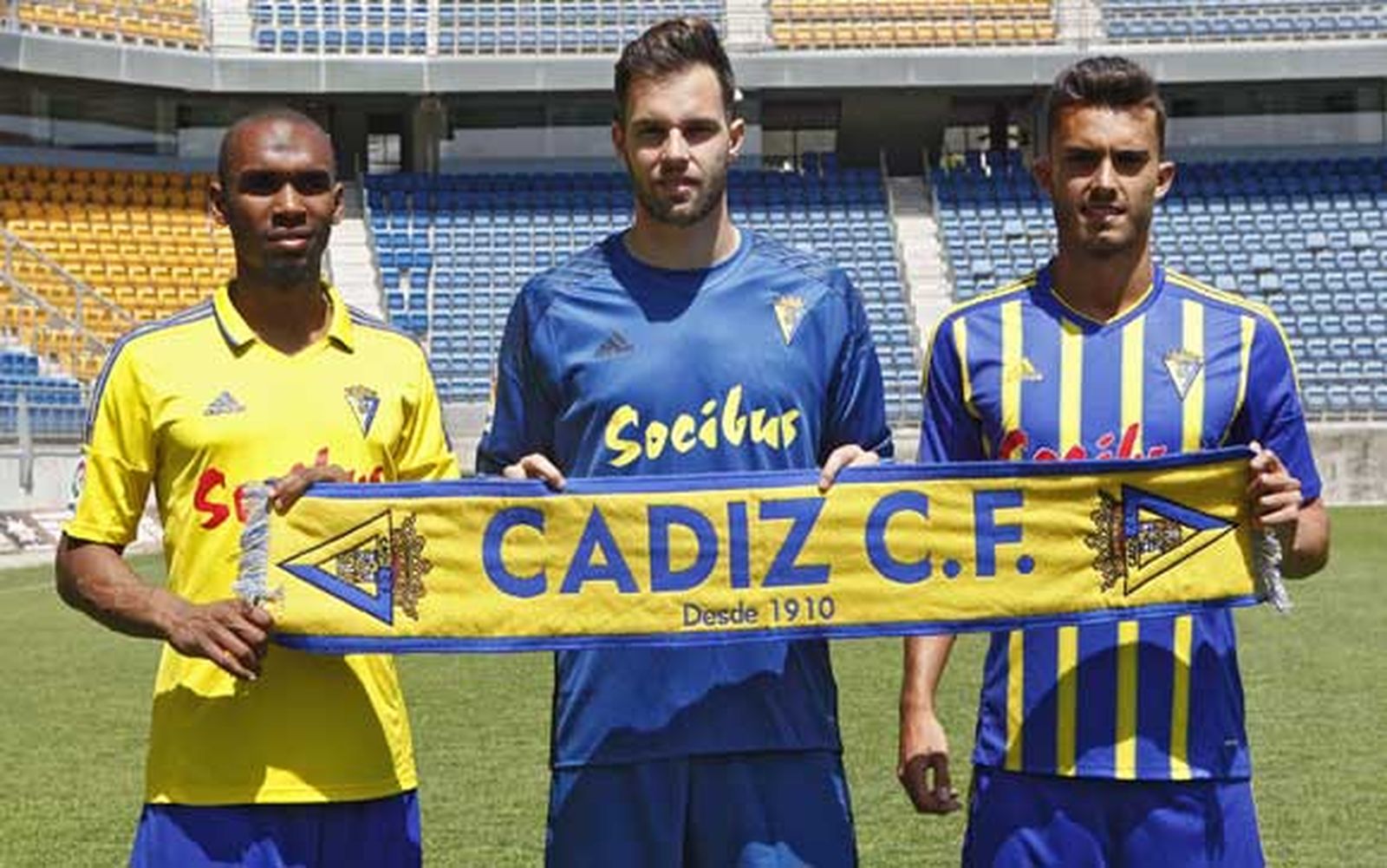 Rafidine Abdullah, Jesús Fernández y Luis Ruiz posan con una bufanda cadista en Carranza. /Jesús Marín