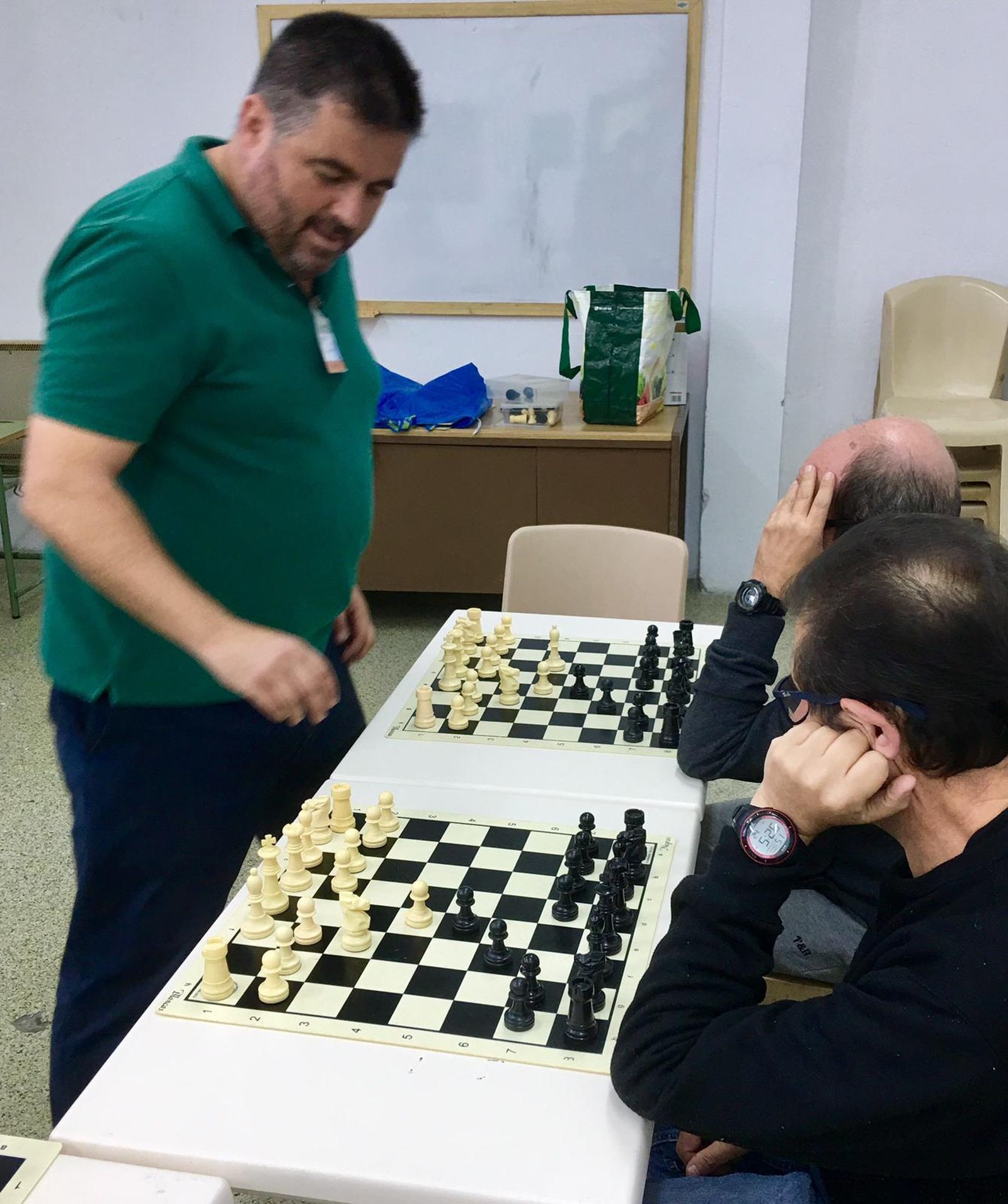 Dos internos aprenden a jugar en la cárcel.