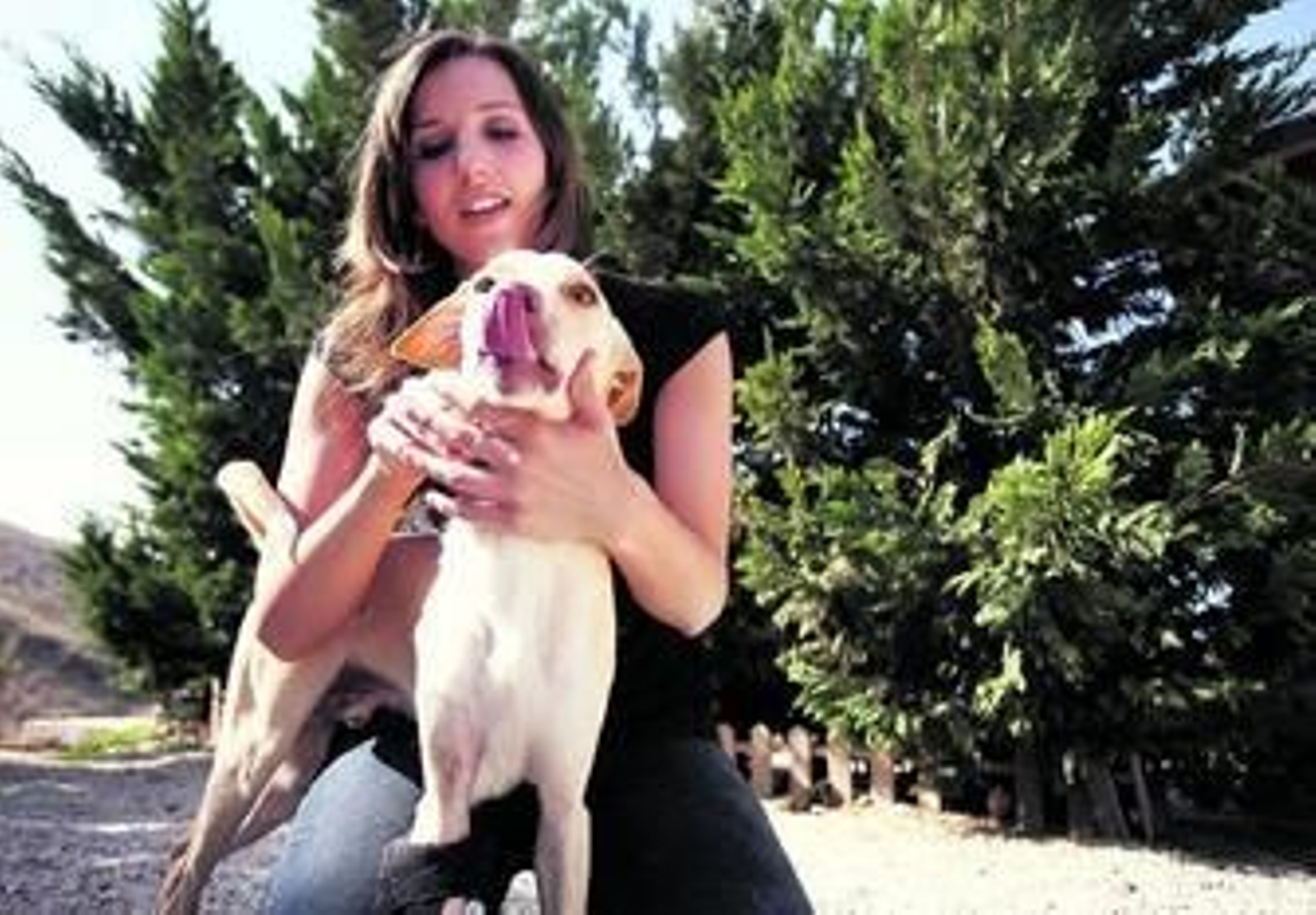 Elisabeth con Canelo, su perro de acogida.
