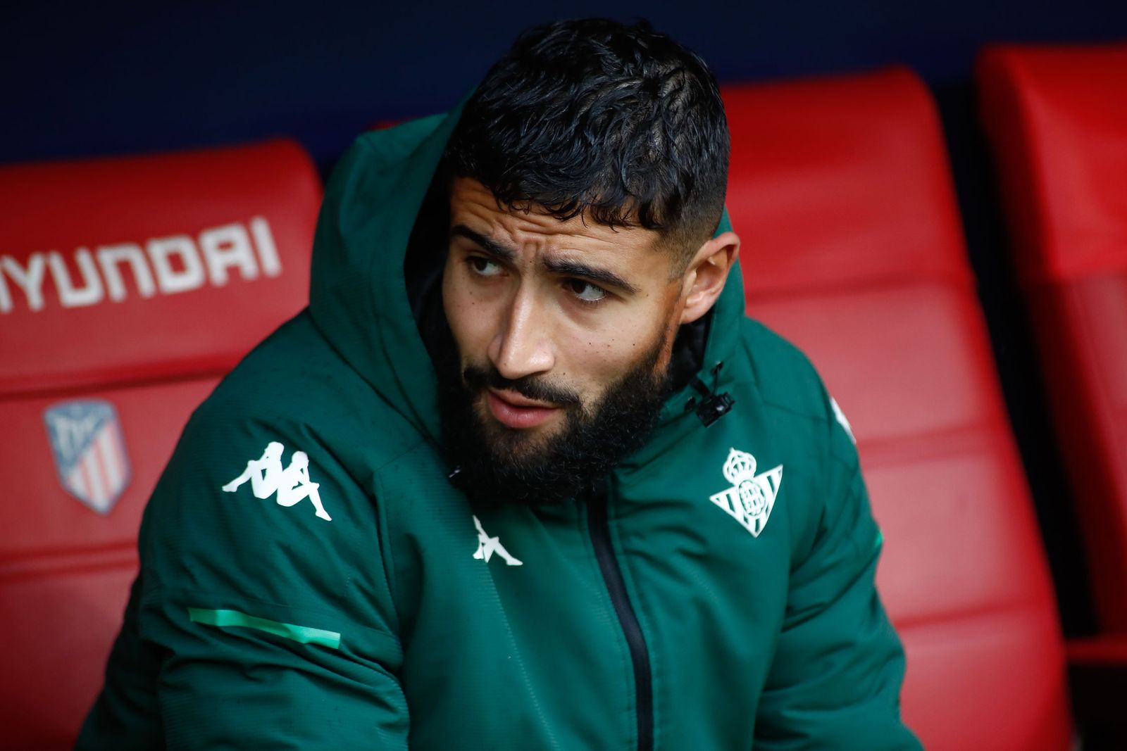 Fekir, en el banquillo del Metropolitano.