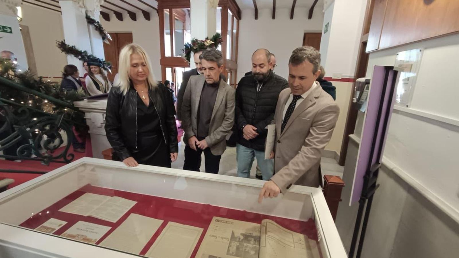 Inauguración de la exposición navideña del archivo municipal.