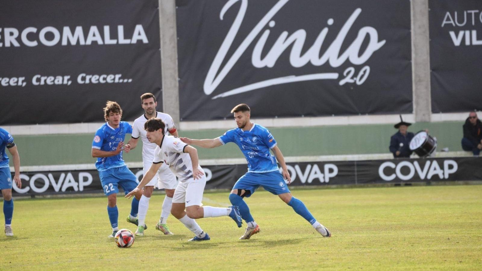 Beto y Rafa Parejo intentan presionar a un jugador del Pozoblanco.
