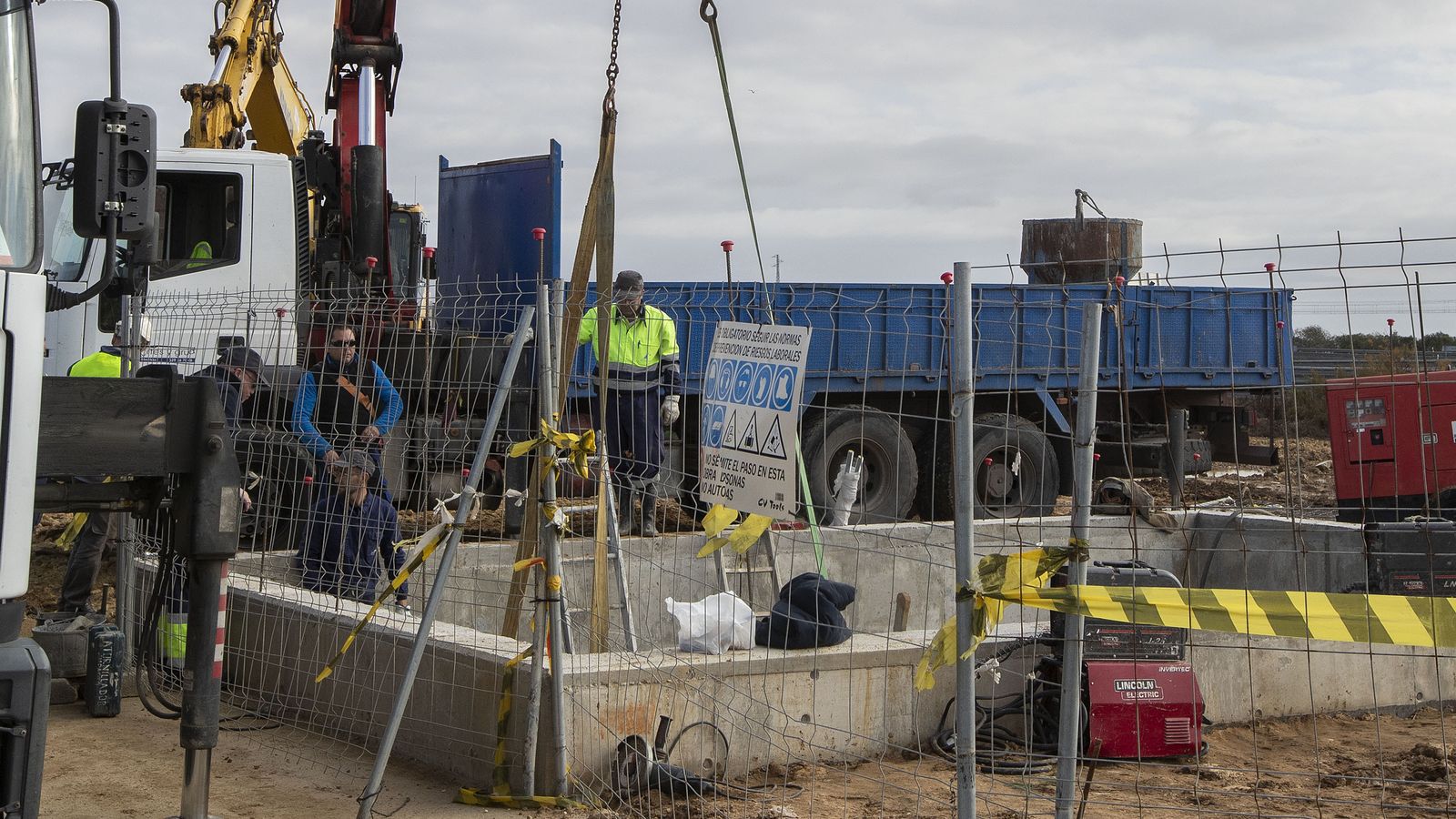 Trabajos para la conexión de la tubería de Tres Caminos, ayer.