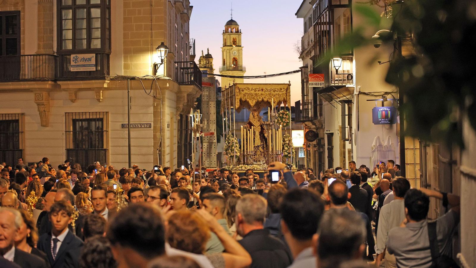 La Virgen del Mayor Dolor, subiendo por la plaza de la Asunción.