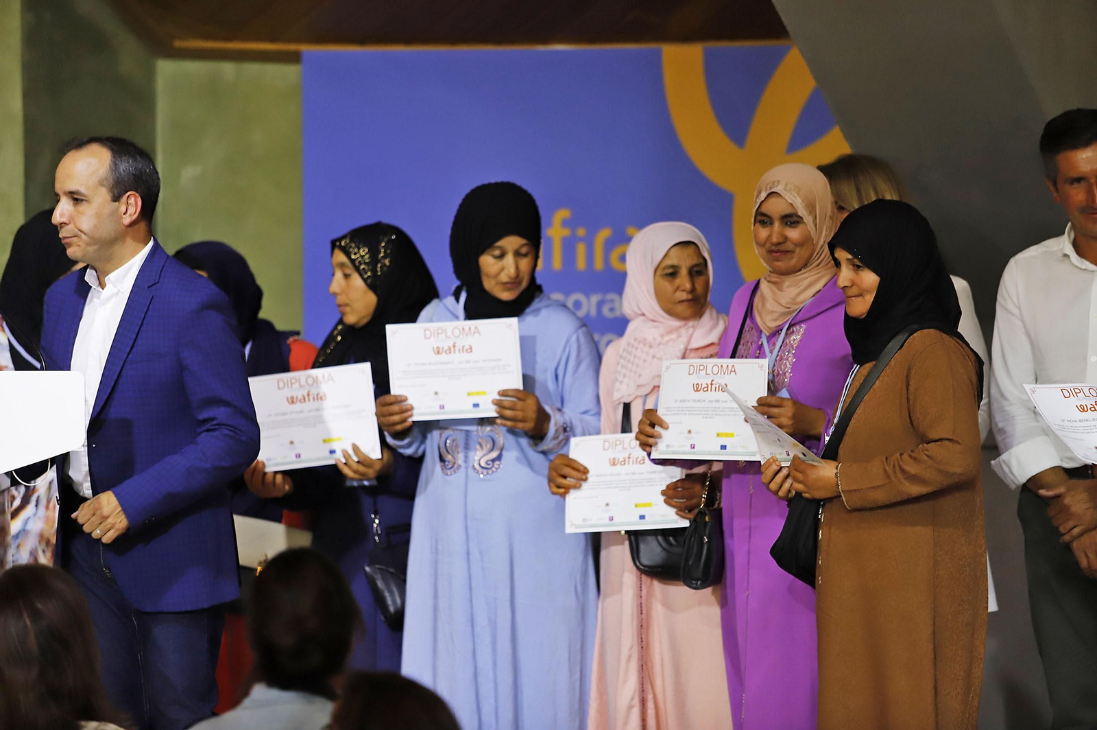 Imágenes de la entrega de los diplomas a las mujeres que han participado en el programa Wafira. Imágenes de la entrega de los diplomas a las mujeres que han participado en el programa Wafira.