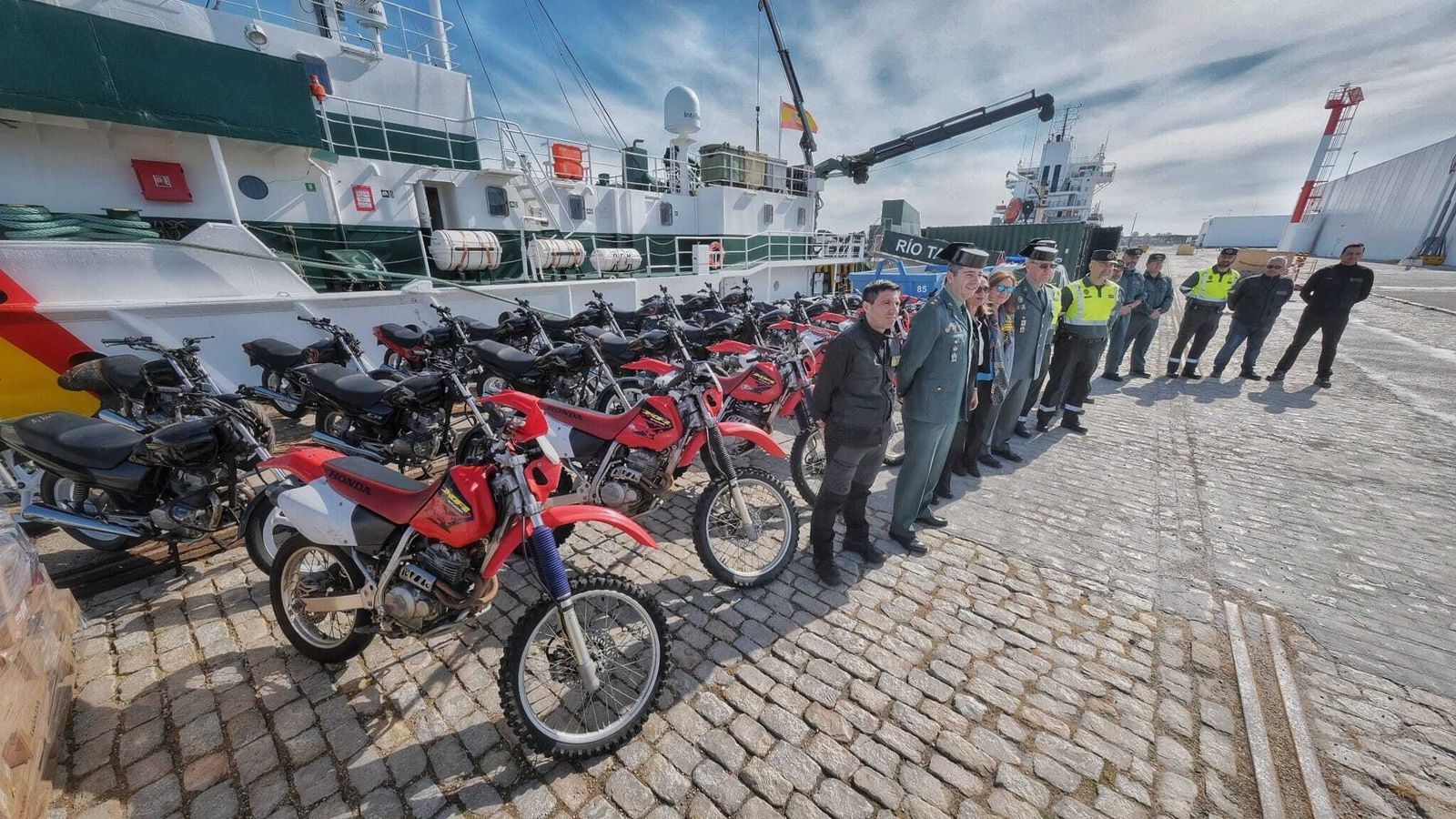 Las motos, a punto de embarcar en el patrullero de altura 'Río Tajo', en la Zona Franca de Cádiz.