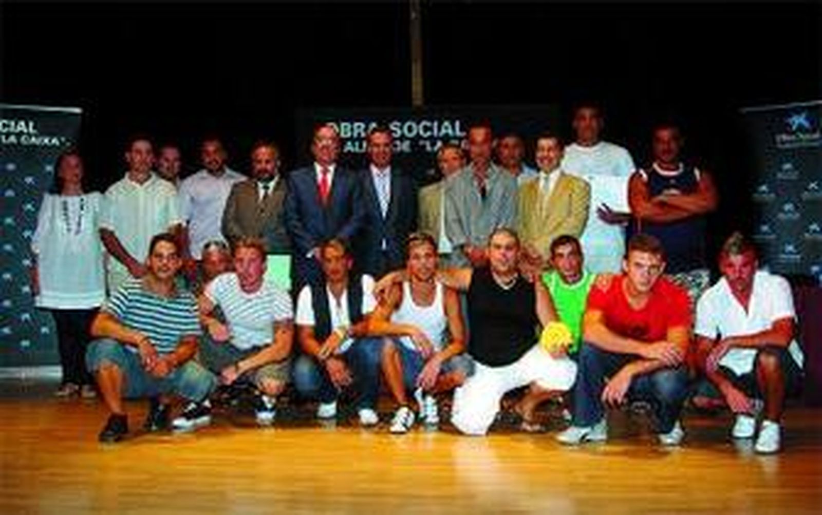 Los 25 alumnos, ayer, tras la entrega de diplomas.