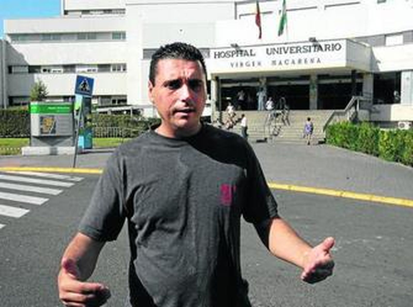 Marco Antonio Martínez, en la puerta del Hospital Virgen Macarena.