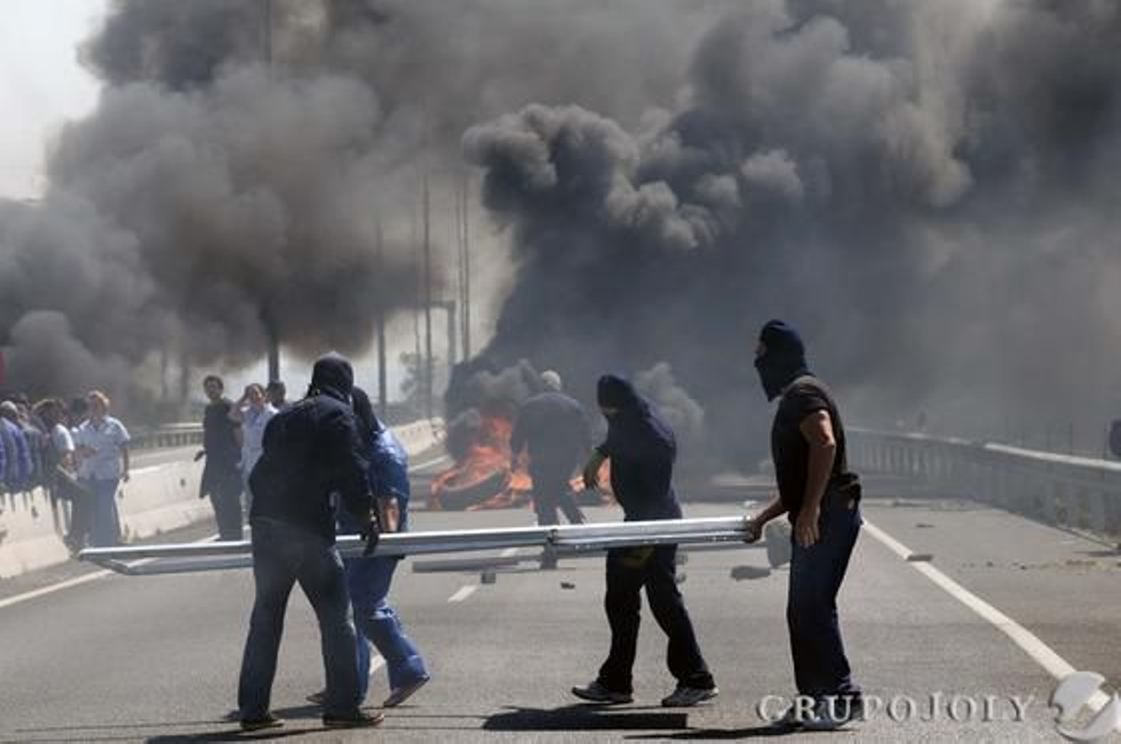 Los trabajadores de Navantia derribaron barreras y farolas y quemaron el pórtico de entrada al puente José León de Carranza.

Foto: Borja Benjumeda