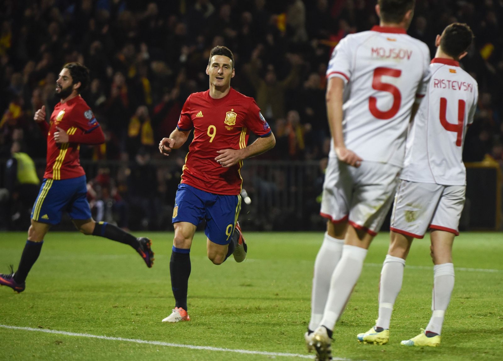 Aduriz celebra el gol conseguido ante Macedonia en el encuentro disputado en Los Cármenes.