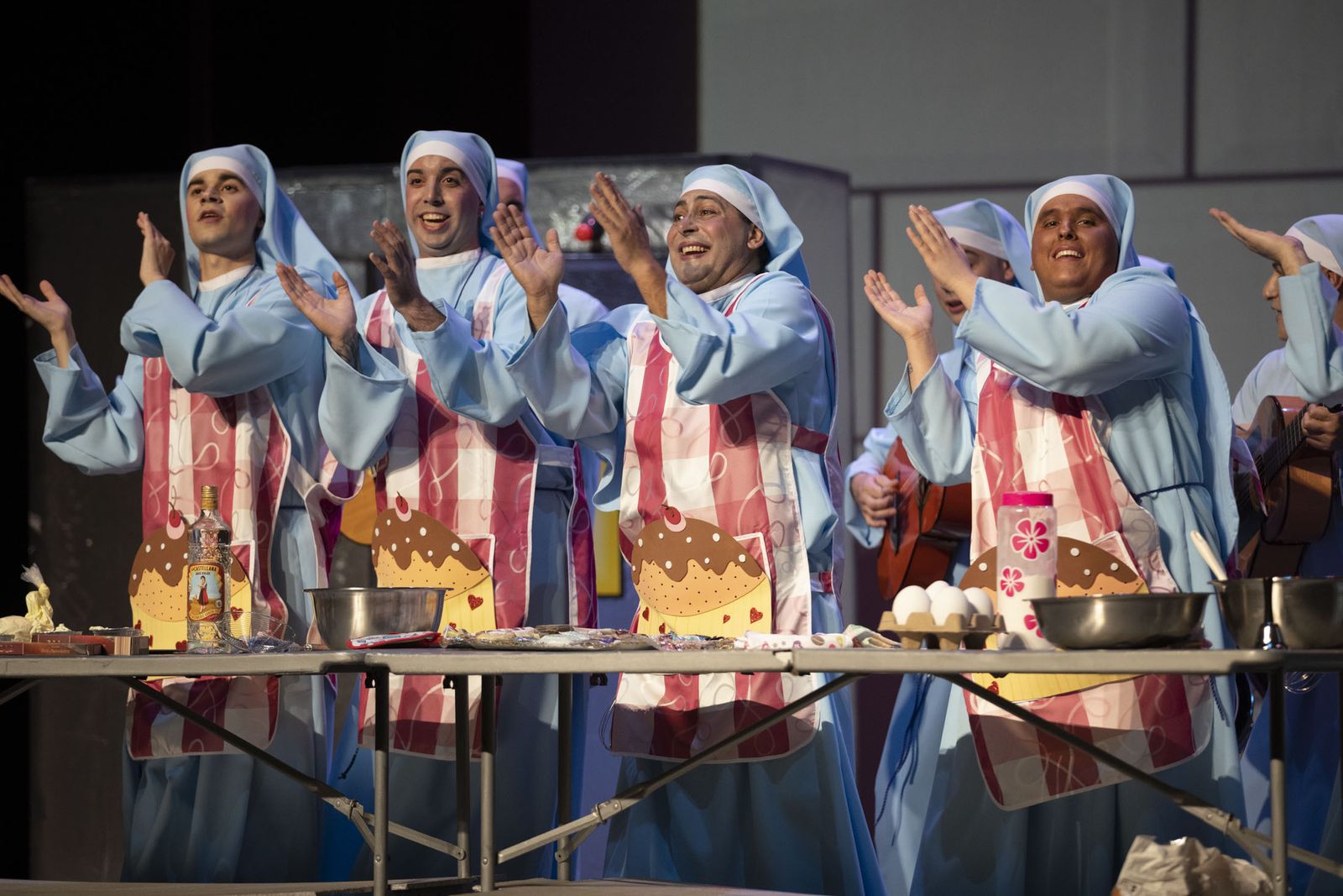 Imágenes de la actuación de la murga de Isla Cristina 'Las monjas 30 años de tradición' en el Carnaval Colombino