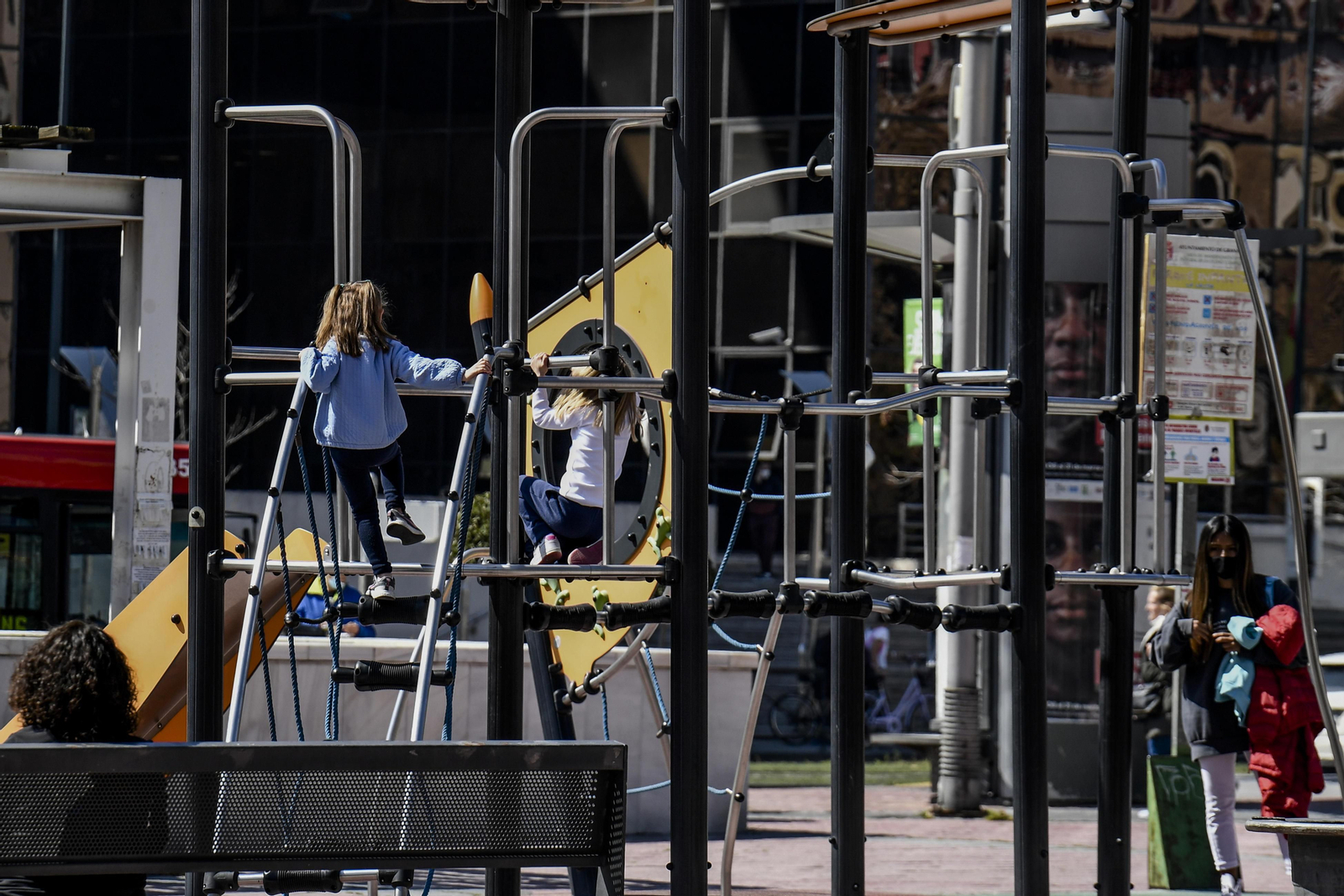 Niños jugando en un parque infantil.