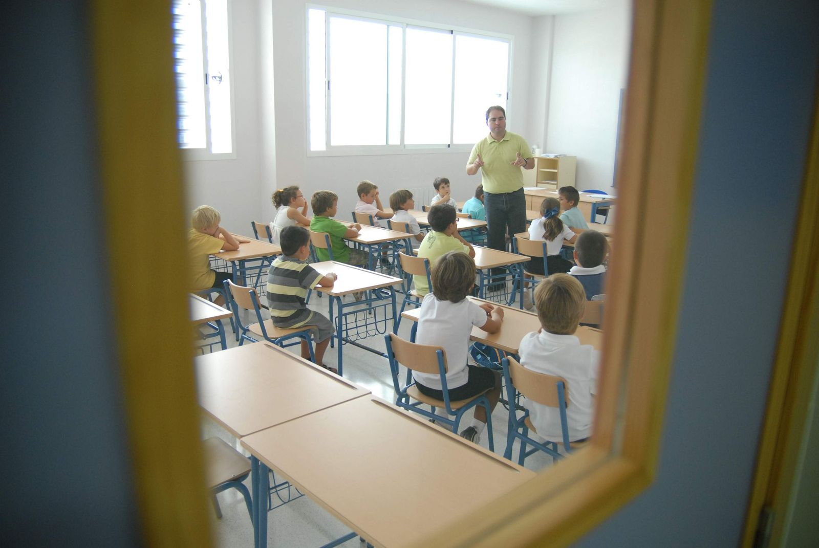 Un maestros durante la jornada lectiva en un colegio.