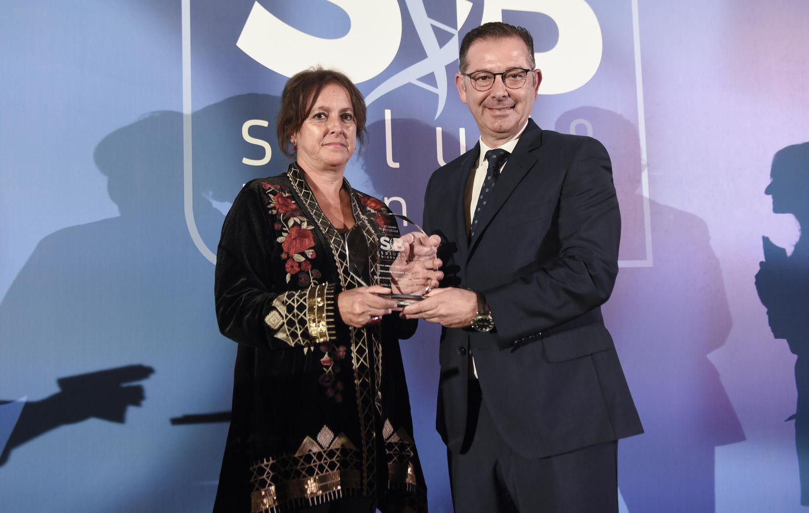 La viceconsejera de Salud, Catalina García, recogío el galardón en nombre del premiado, Fernando Gilabert, de manos de Jorge Moya, director territorial de Teva en Andalucía.