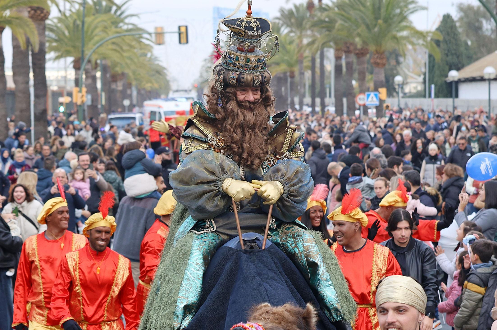 Imágenes del recorrido en camello de los Reyes Magos acompañados de la Estrella de la Ilusión y del Heraldo Real