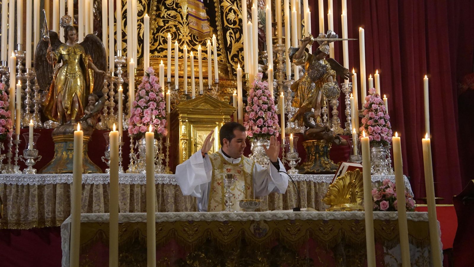 El sacerdote David Salcedo, durante la celebración del triduo de la Virgen de la Consolación