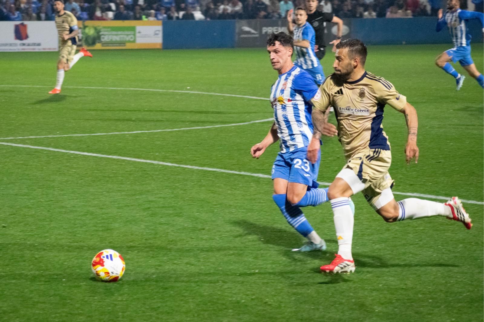 Aitor García conduce la pelota ante la mirada de Héctor Martínez.