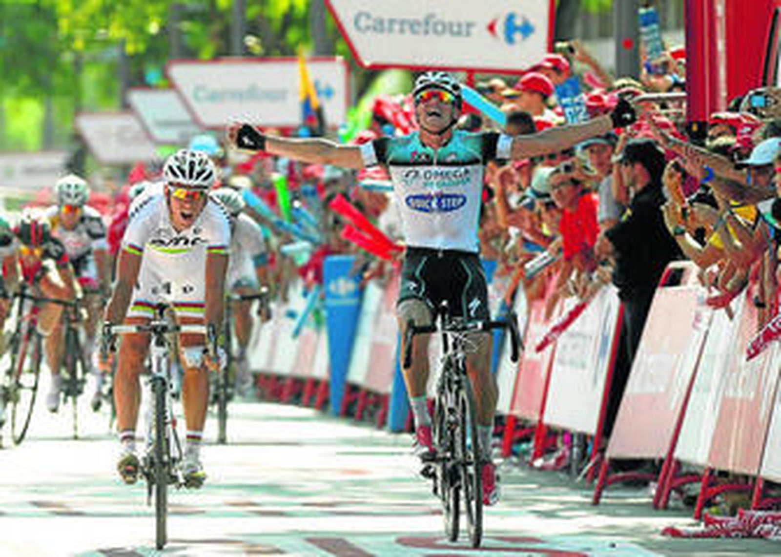 El checo Stybar celebra su triunfo al sprint sobre el belga Gilbert en Mairena del Aljarafe.