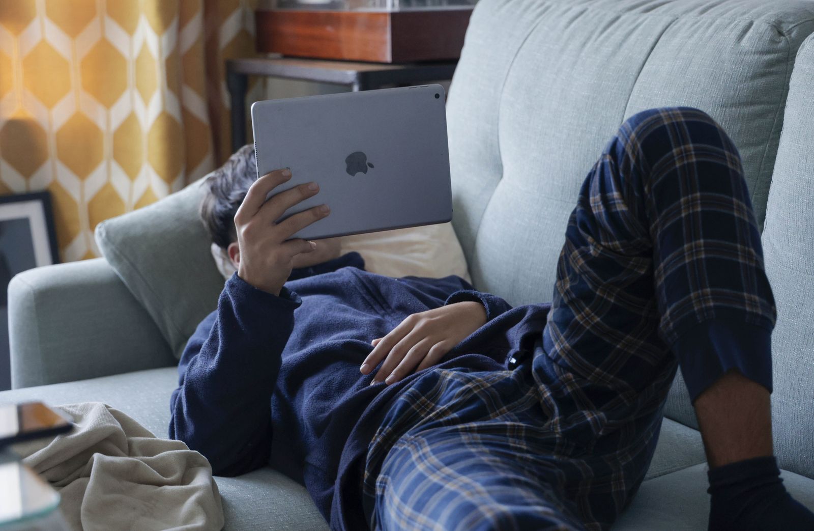 Un menor conectado a su tablet.