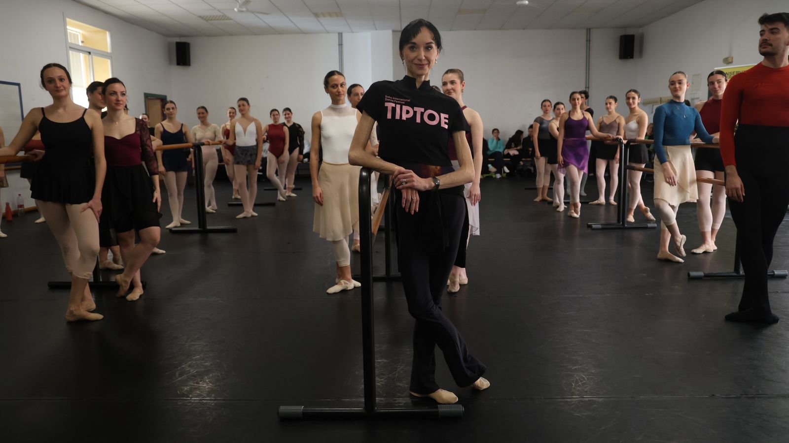 Lucía Lacarra junto a los bailarines participantes en la clase magistral.