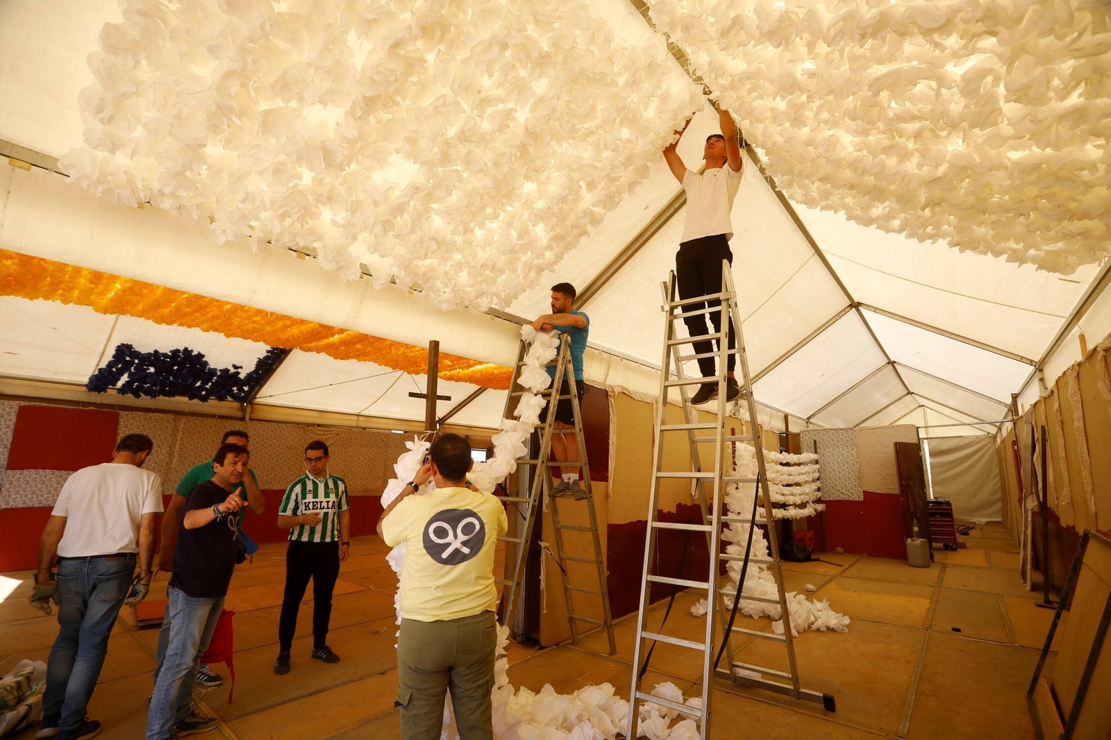 Trabajos en una caseta de la Feria de Córdoba
