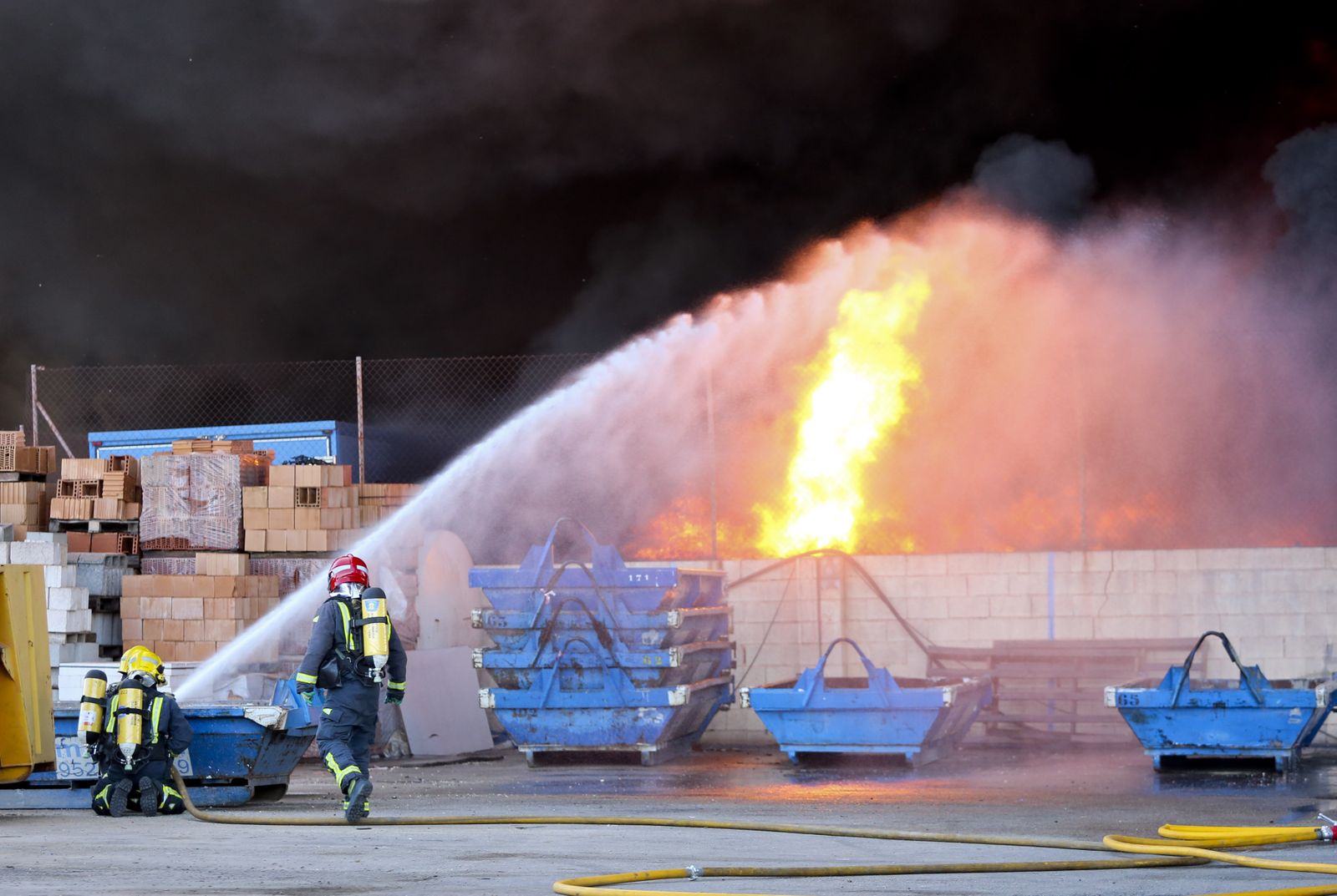 El incendio en el polígono Guadalhorce de Málaga, en fotos