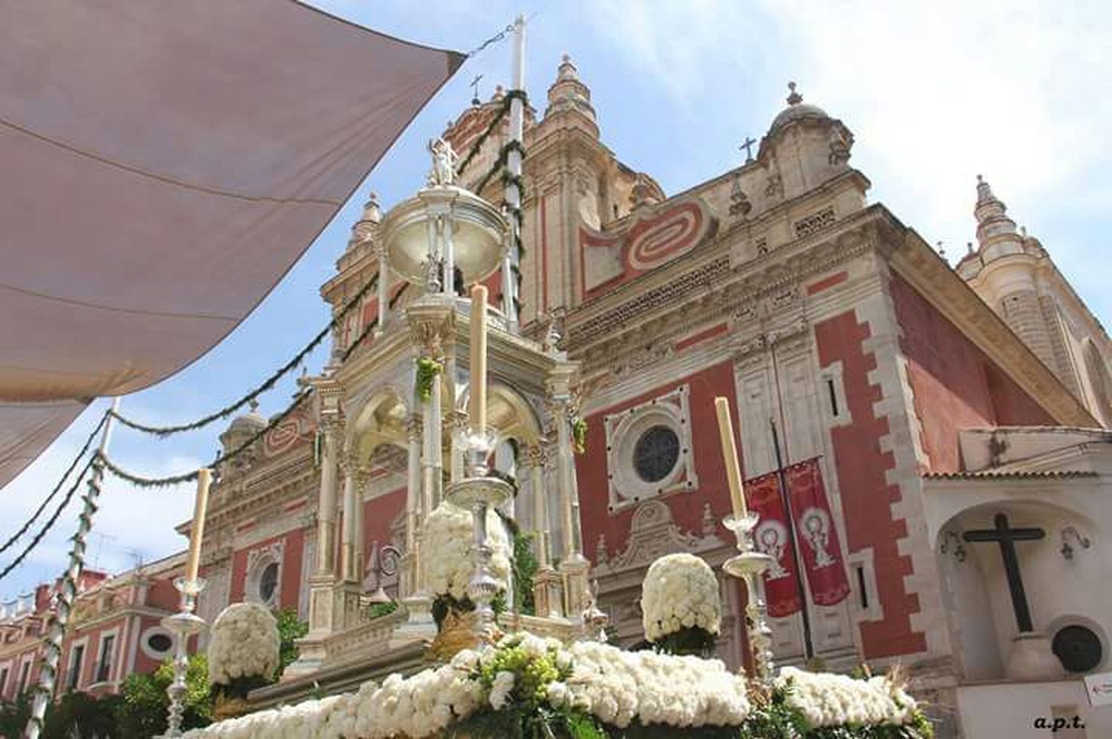 La Custodia de San Isidoro en una de las procesiones de estos años