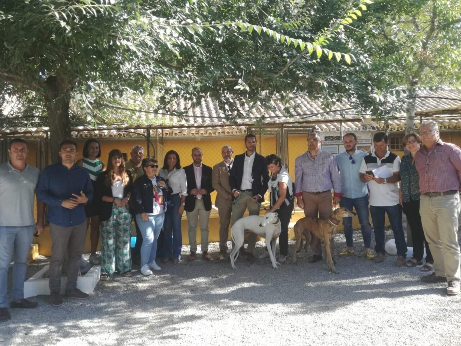 Visita de representantes de Diputación al centro de animales de Villamartín.