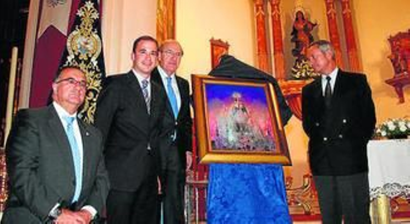 Roberto Gómez -izqda- junto al alcalde y miembros de la hermandad.