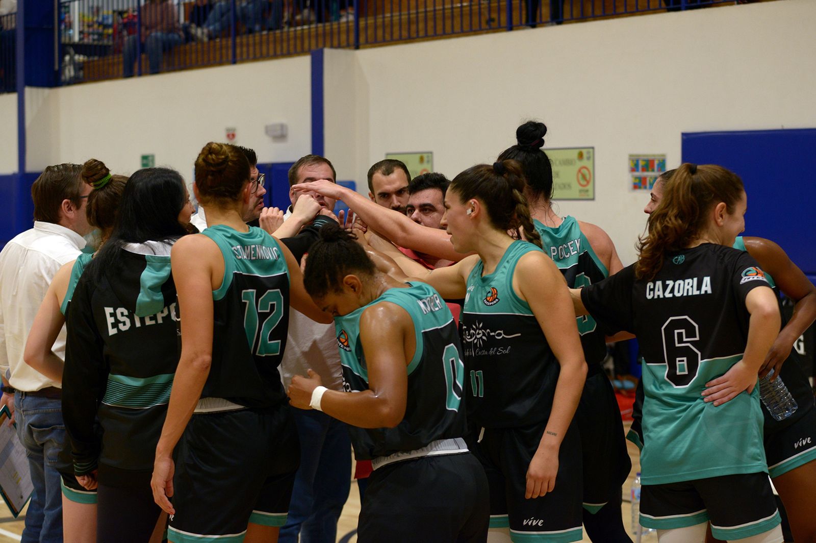Piña de las jugadoras del CAB Estepona en el José Antonio Pineda.