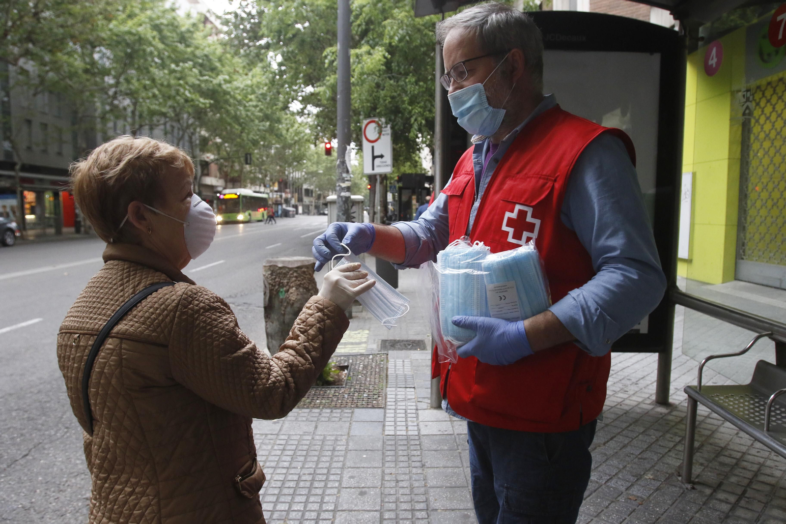 Las fotos del reparto masivo de mascarillas y la vuelta al trabajo en algunos sectores en Córdoba