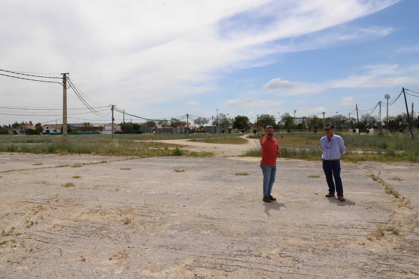 El delegado Rubén Pérez, visitando los terrenos elegidos para el aparcamiento.
