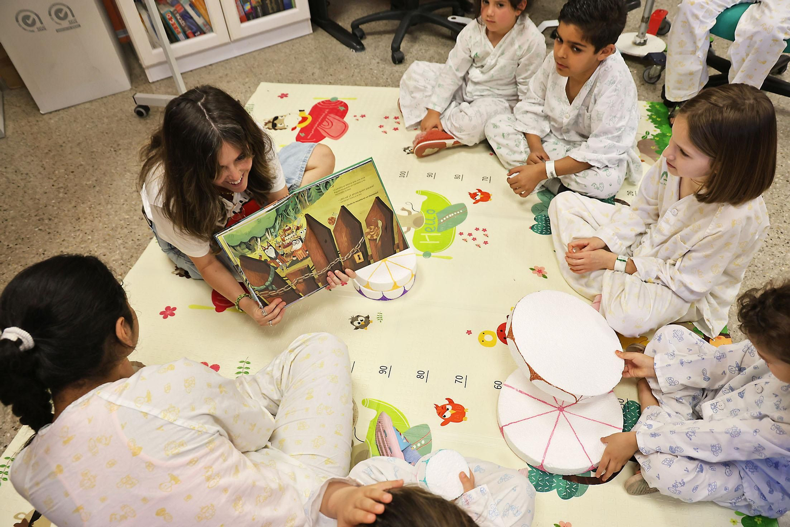 Imágenes de la celebración del Día del Libro en el aula de Pediatría del Hospital Juan Ramón Jiménez