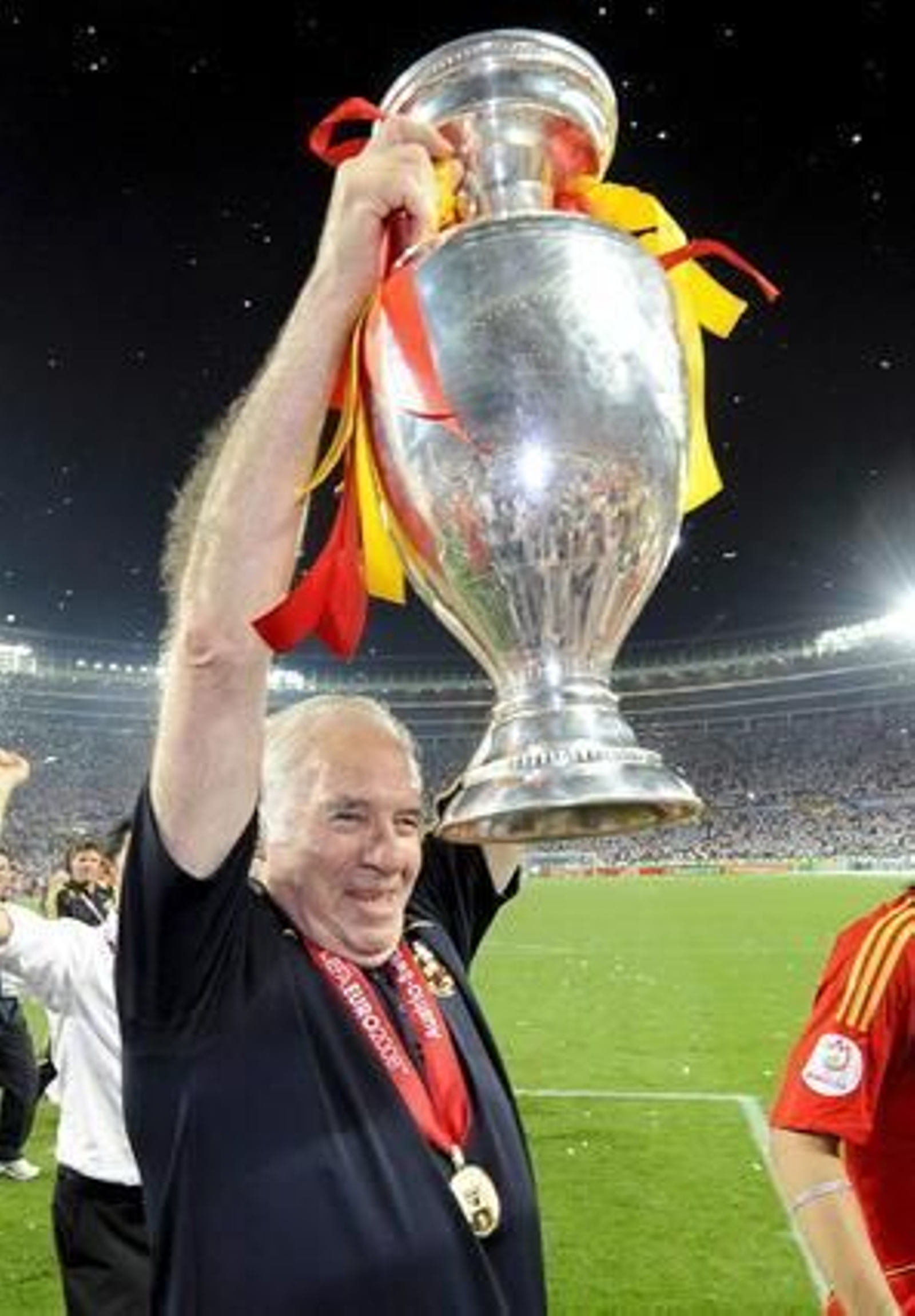 Aragonés con la Eurocopa en alto.

Foto: Efe