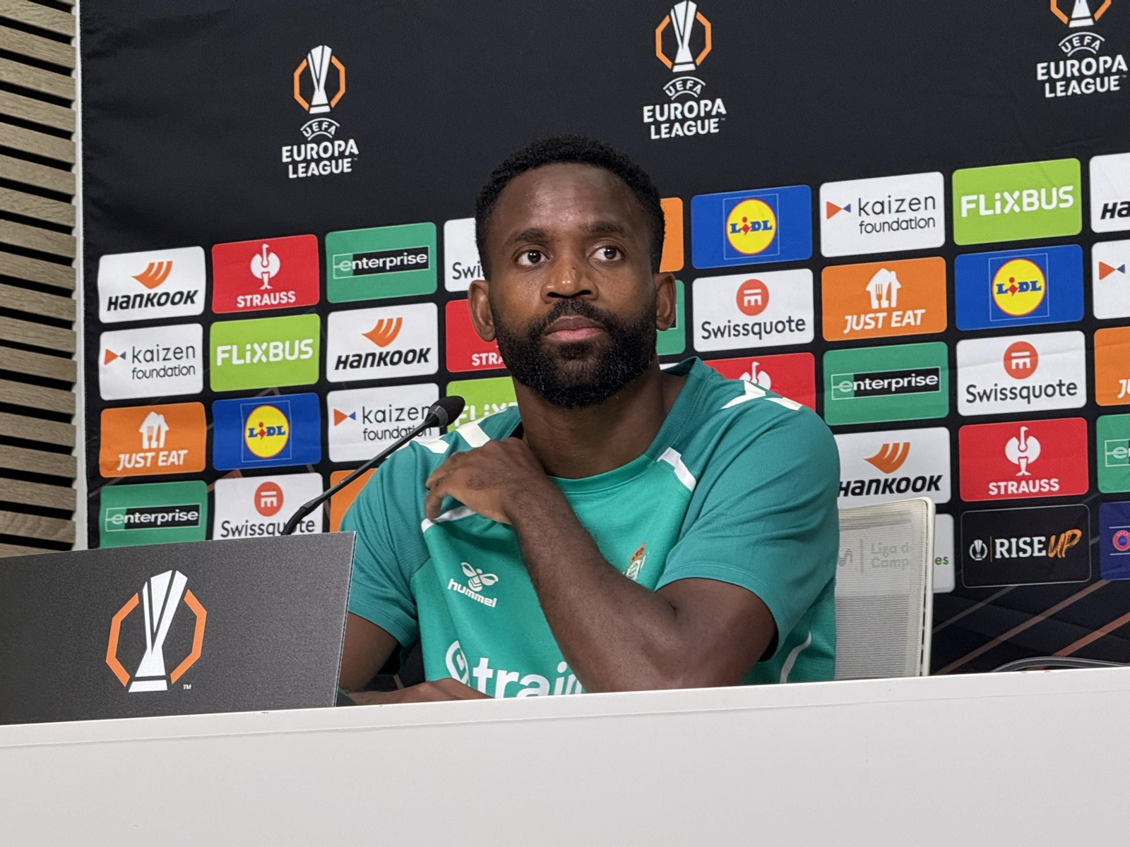 Bakambu en la previa del Ludogorets - Betis