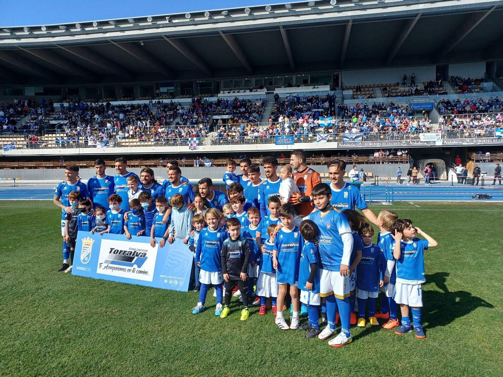 Los jugadores del Xerez CD posan en la formación inicial con la chavalería y una Tribuna de Chapín repleta de aficionados.